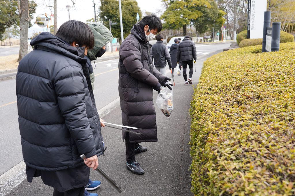 ごみ拾いの様子